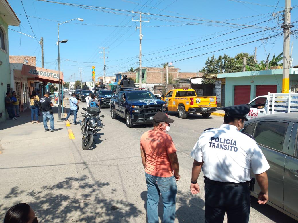 $!Manifestantes esperan a AMLO en Mazatlán para plantearle sus demandas