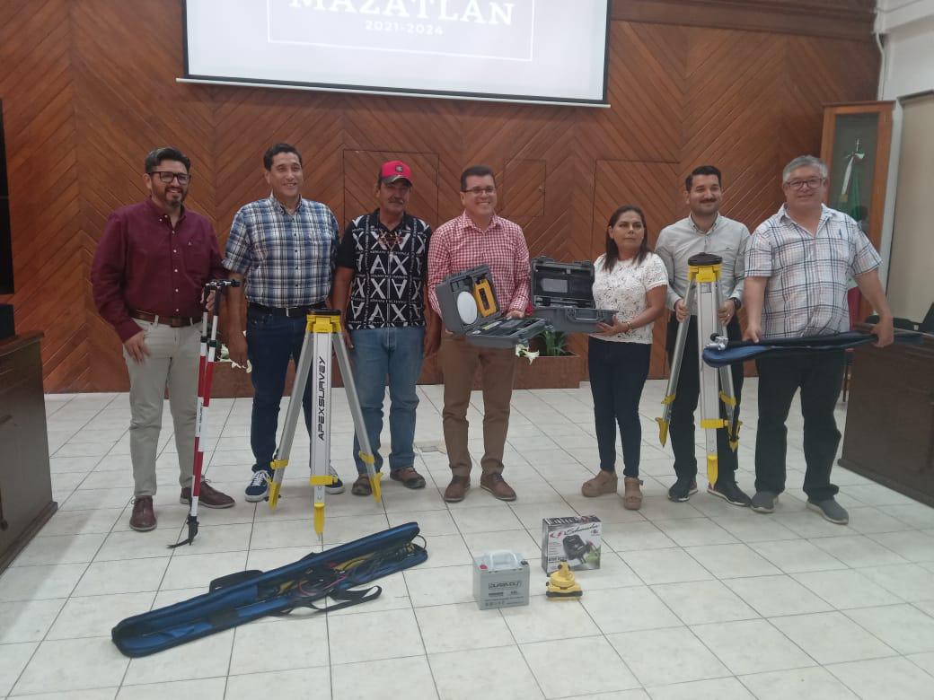 $!Entrega Comuna de Mazatlán equipo de ubicación topográfica a Dirección de Vivienda