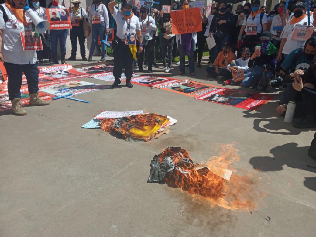 $!Ni una más, se manifiestan colectivos de mujeres en Fiscalía General del Estado de Sinaloa