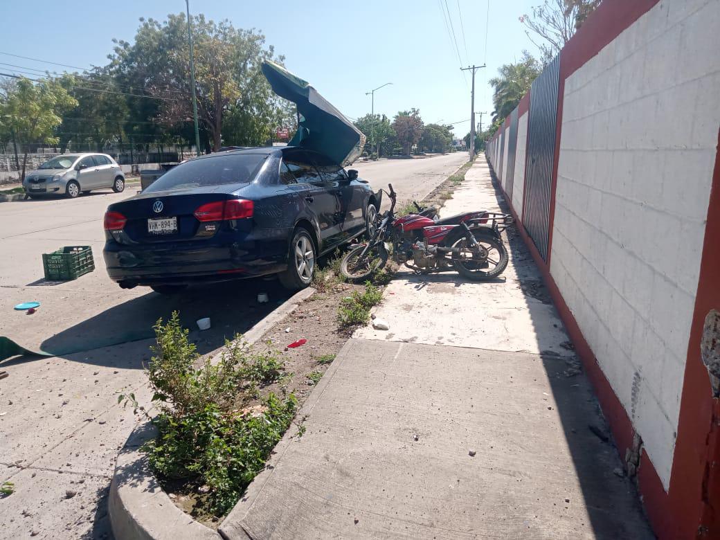 $!Auto choca con carreta de mariscos en Escuinapa