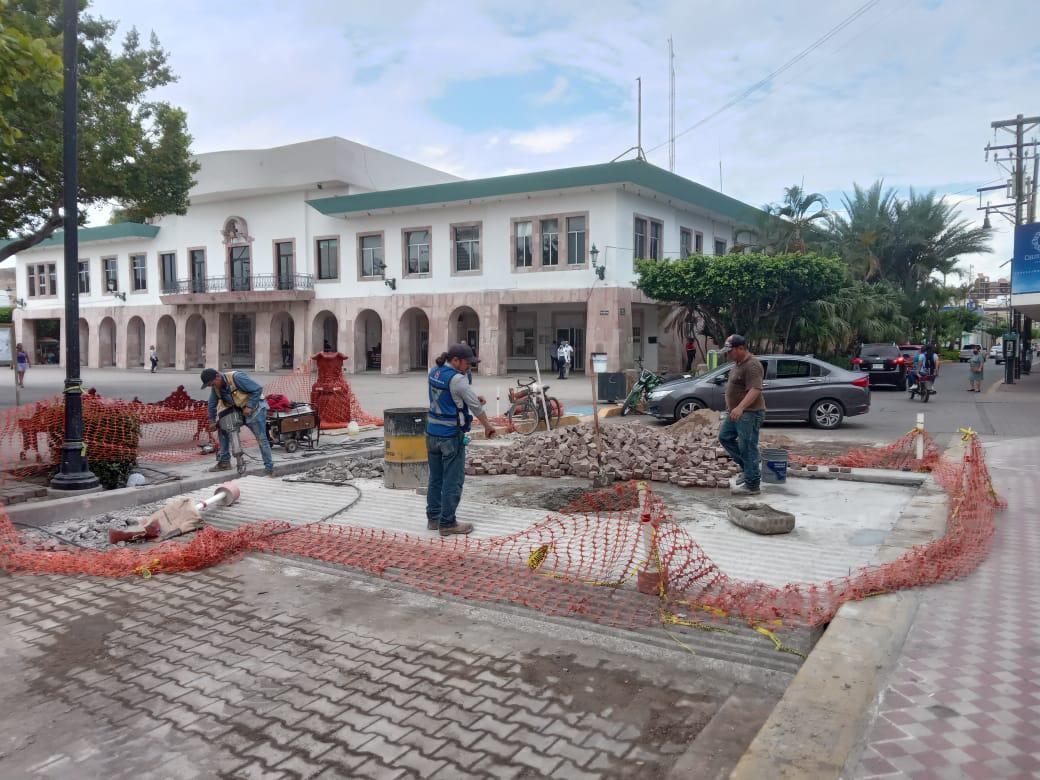 $!Lluvia evidencia mala planeación de paso peatonal elevado afuera de Catedral, en Mazatlán