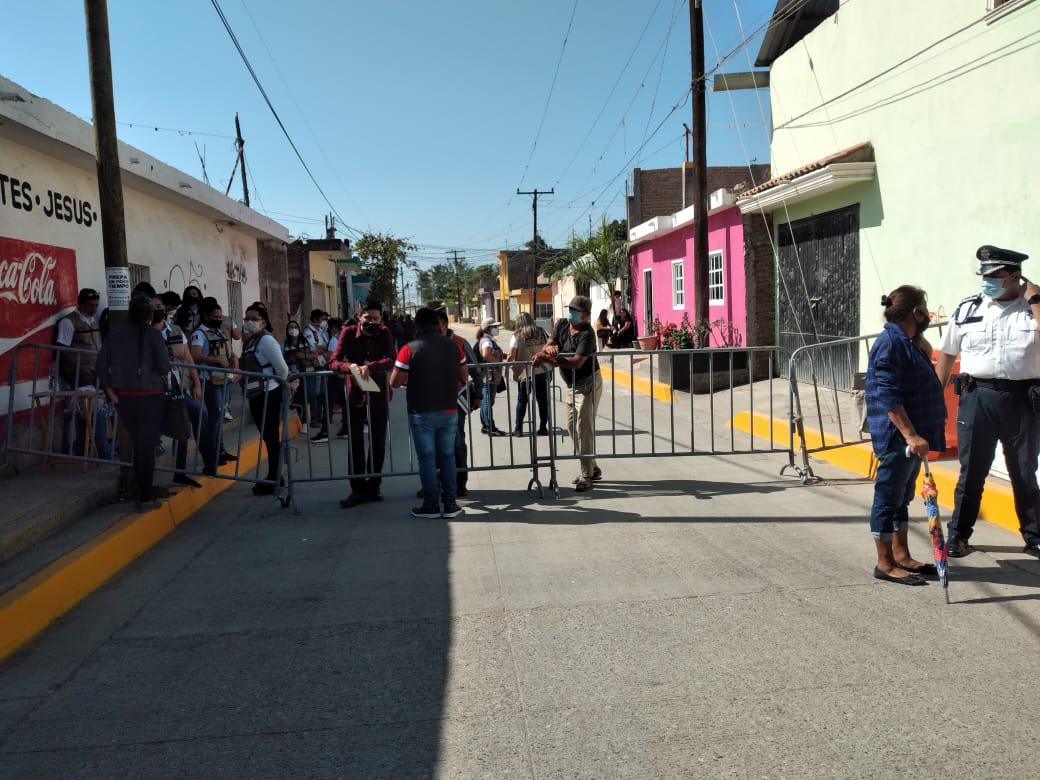 $!Manifestantes esperan a AMLO en Mazatlán para plantearle sus demandas