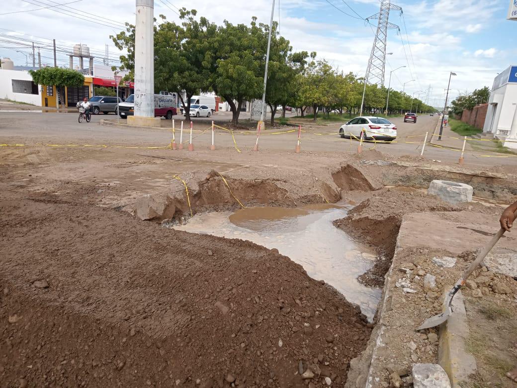 $!Dañan tubería y cortan suministro de agua a 10 asentamientos de Mazatlán