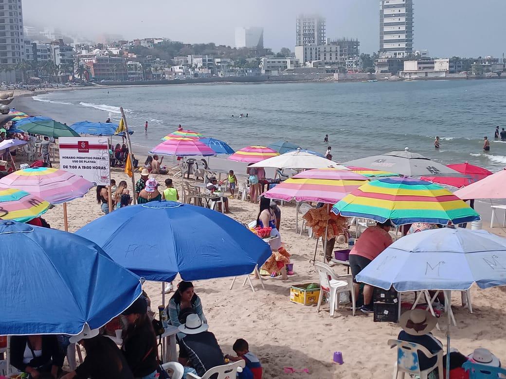 $!Esperan este Viernes Santo entre 80 mil y 100 mil bañistas en las playas de Mazatlán