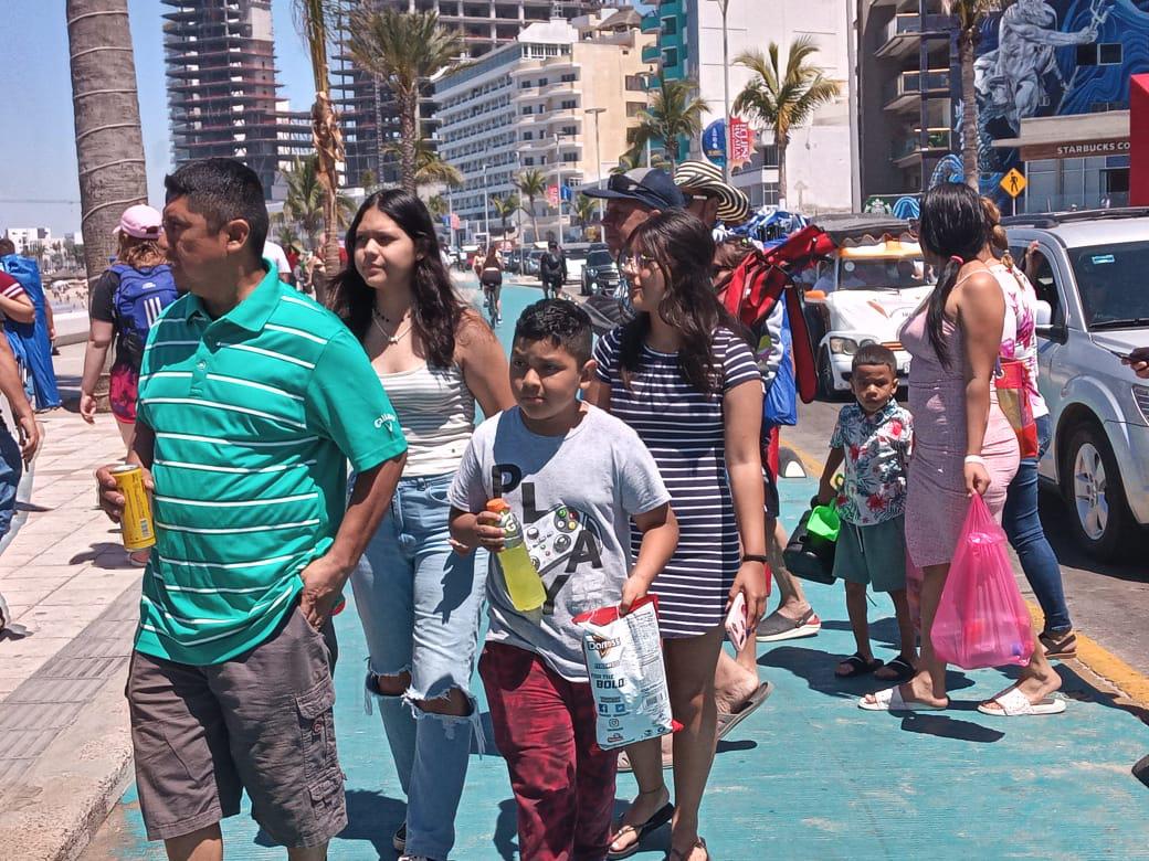 $!Esperan este Viernes Santo entre 80 mil y 100 mil bañistas en las playas de Mazatlán