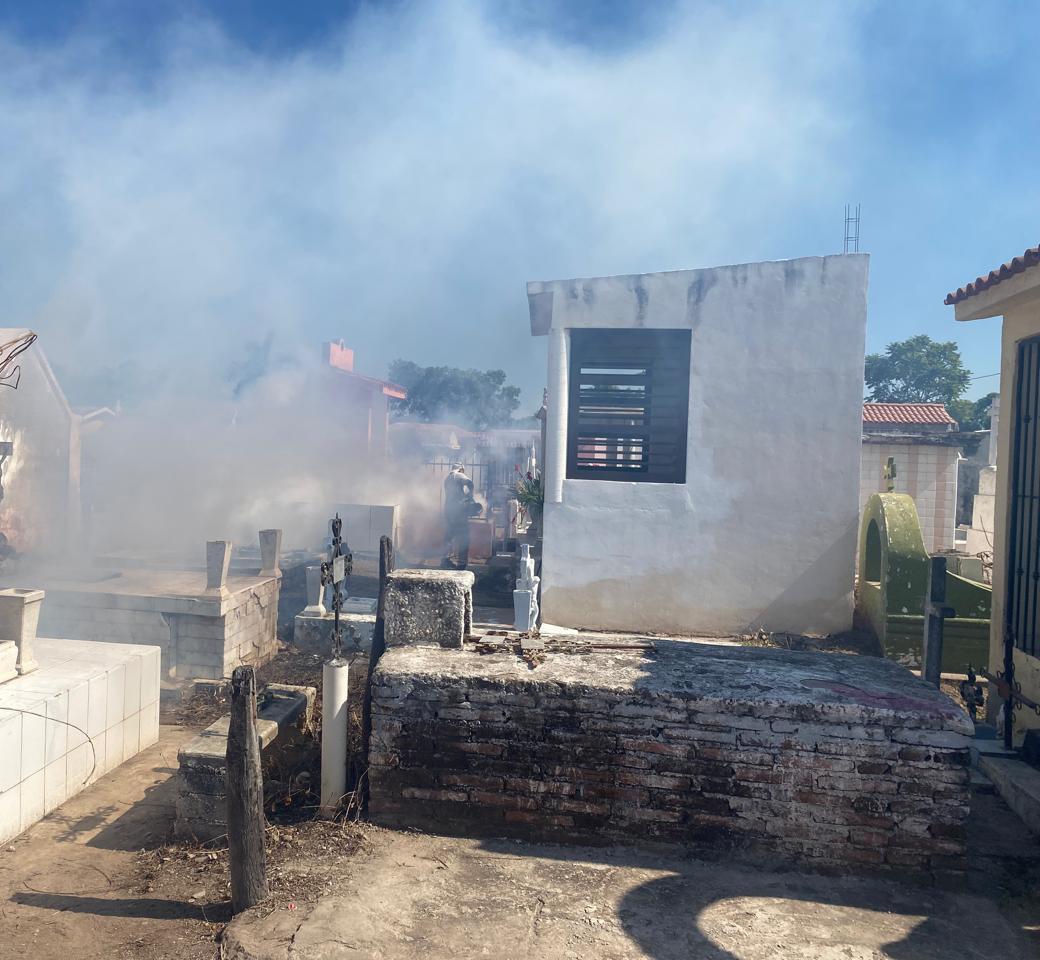 $!En Rosario, fumigan panteones previo a la celebración del Día de Muertos