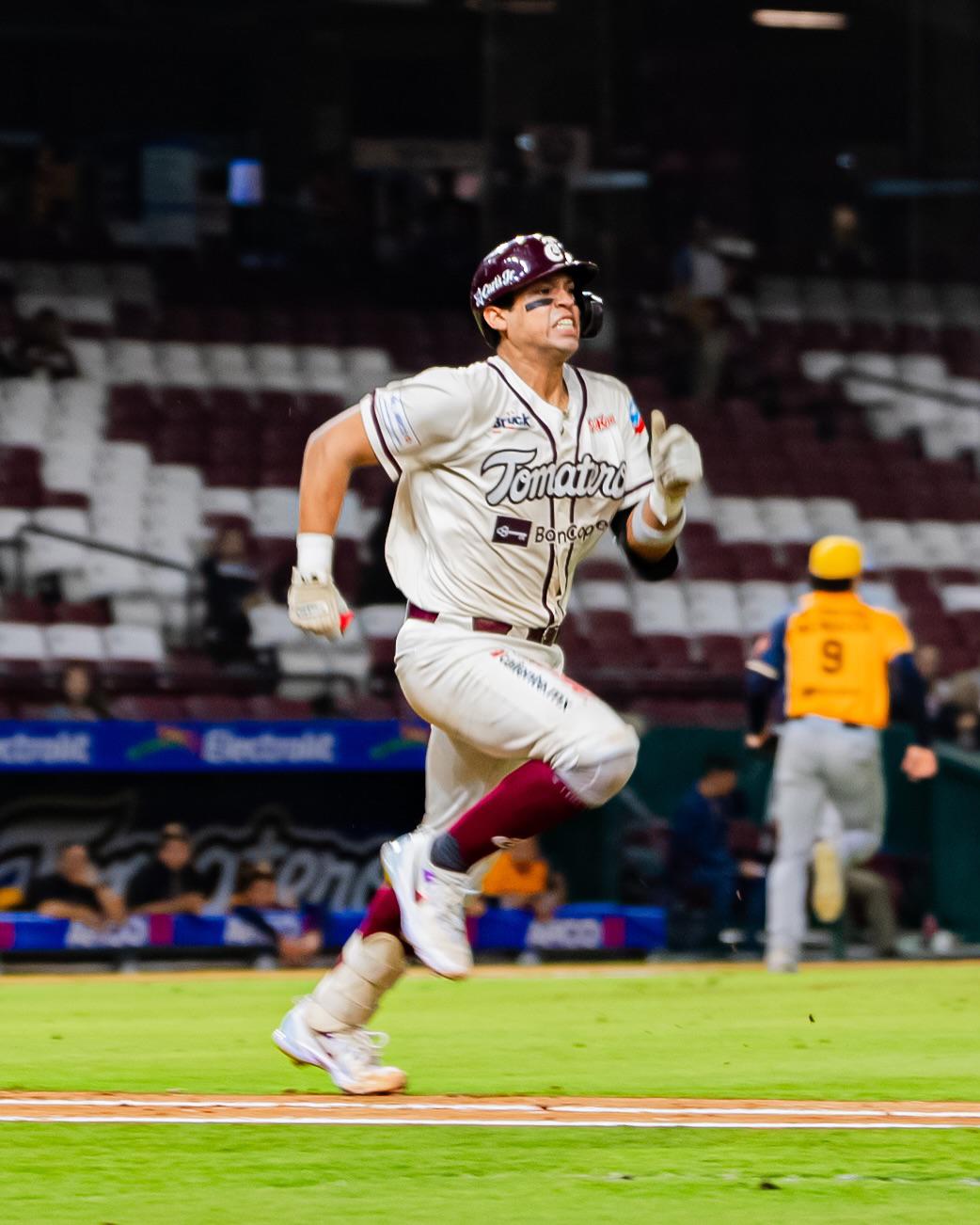 $!Tomateros de Culiacán viene de atrás para quedarse con el primero de la serie ante Mayos