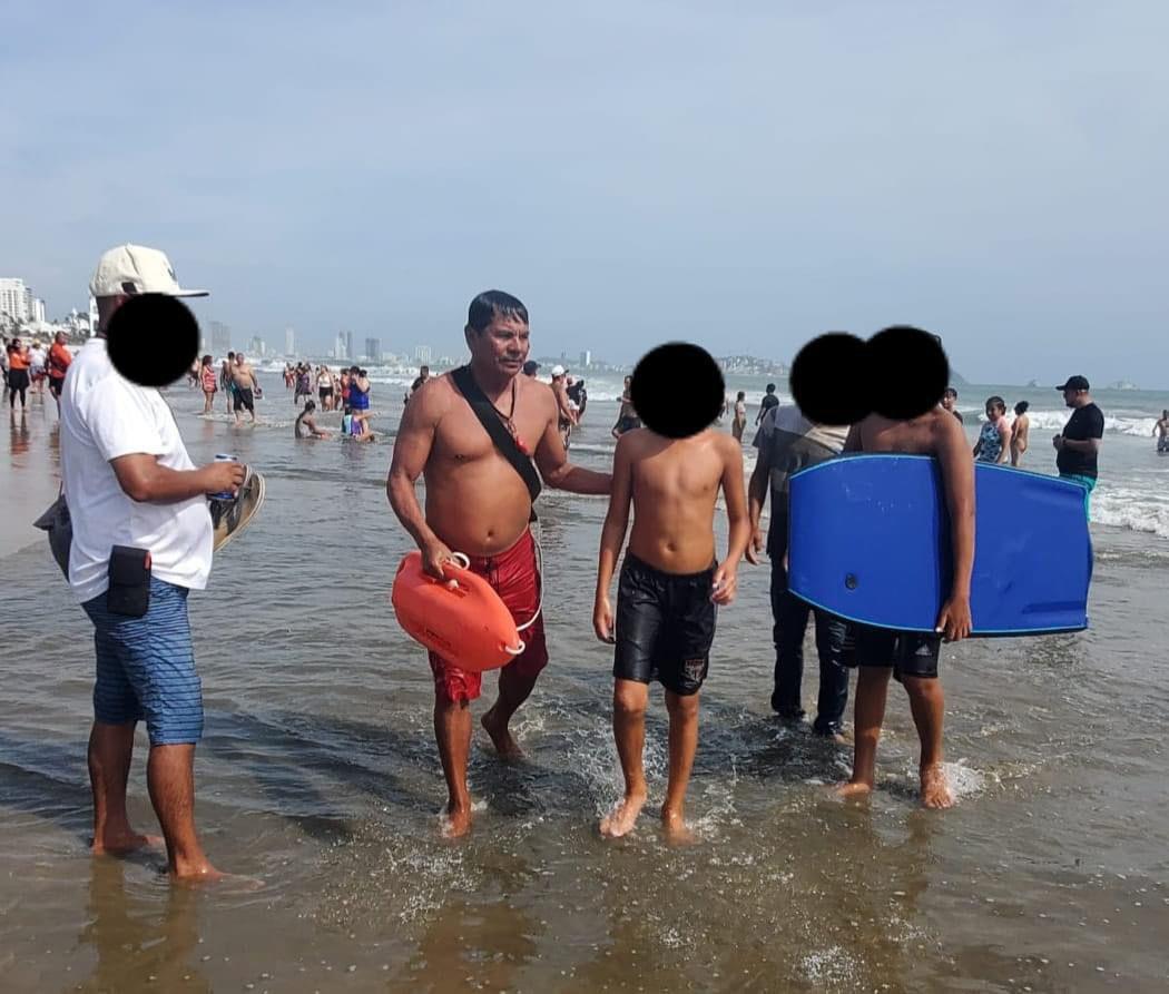 $!Rescatan salvavidas a un niño y a un adulto mayor en playas de Mazatlán