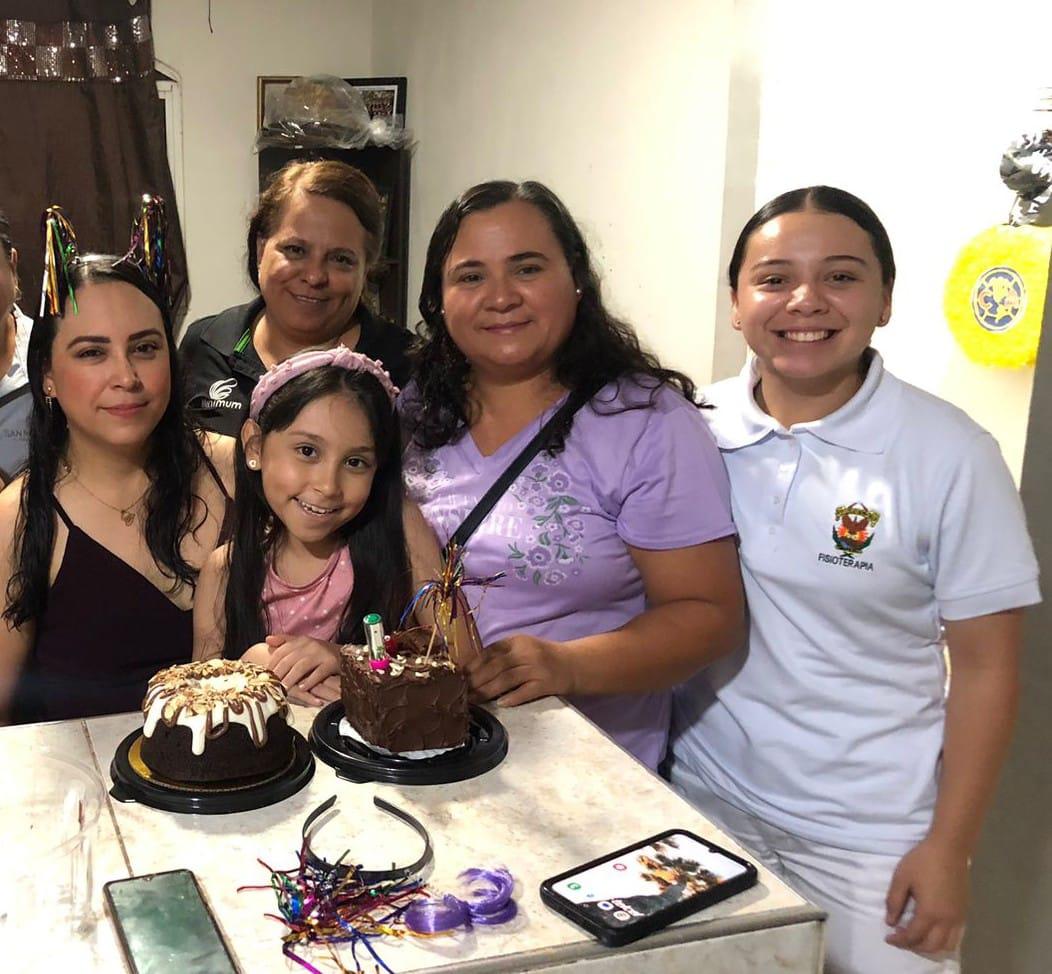 $!La cumpleañera con Juanita y Noelia Aguilar, su sobrina Melissa Huerta y su hija Alexa Sofia.