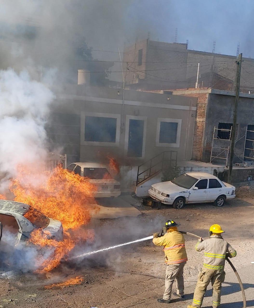 $!Incendio de un vehículo en Rosario alerta a vecinos