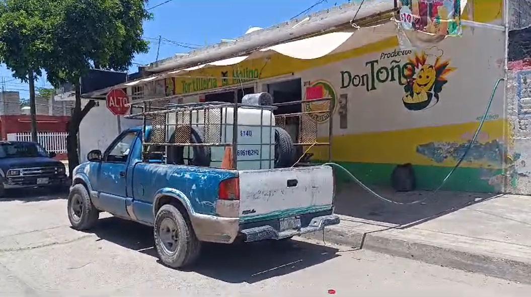 $!Continúa desabasto de agua en Escuinapa; usuarios pagan hasta $600 por pipa