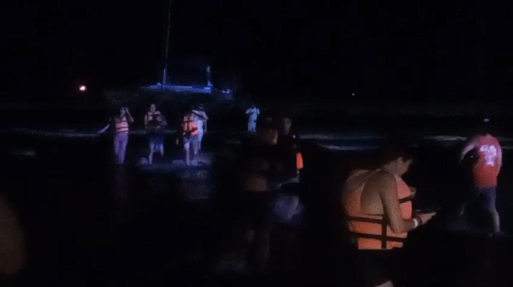 $!Embarcación turística encalla en Mazatlán; 50 pasajeros descienden en la playa