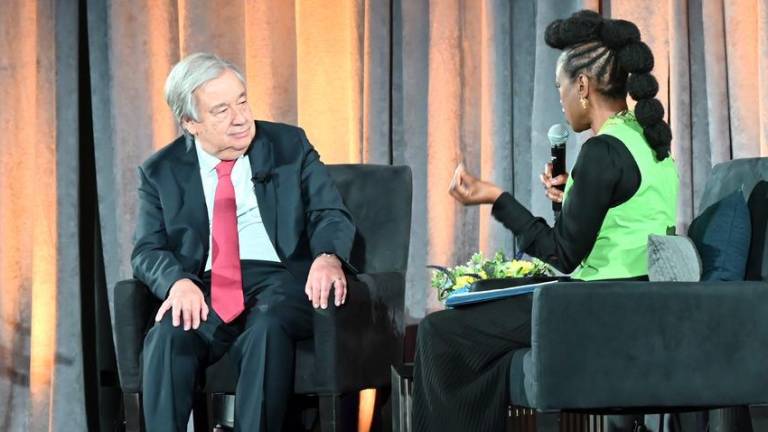El Secretario General António Guterres (izquierda) habla con Femi Oke tras su discurso sobre la acción por el clima desde el Museo Americano de Historia Natural de Nueva York.
