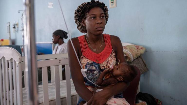 Un niño desnutrido recibe tratamiento en el Hôpital universitaire Justinien de Cap Haitien, Haití.
