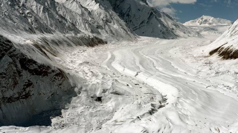 Un glaciar de montaña de Kargil, India, se reduce a causa del aumento de las temperaturas y de la disminución de las nevadas.