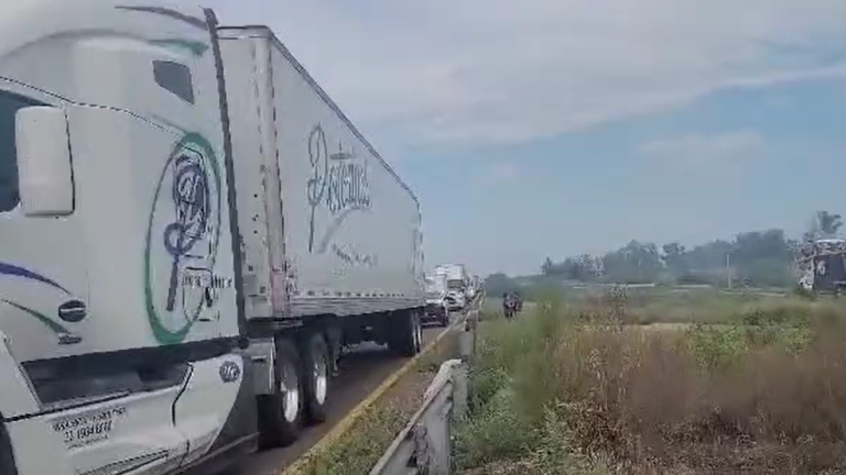 Uno de los carriles está siendo utilizado para permitir la circulación en la autopista Mazatlán-Culiacán.