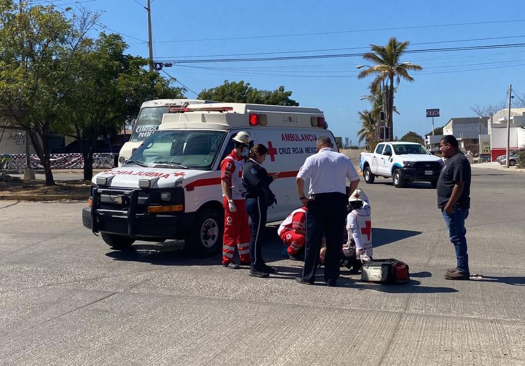 $!Auto choca contra moto con dos mujeres a bordo en Mazatlán