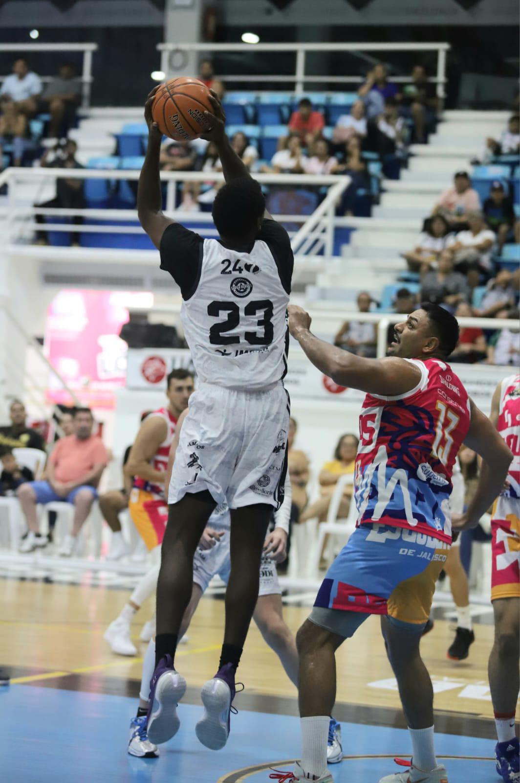 $!Piratas Basketball rompe la mala racha y encuentra la primera victoria de la temporada en casa