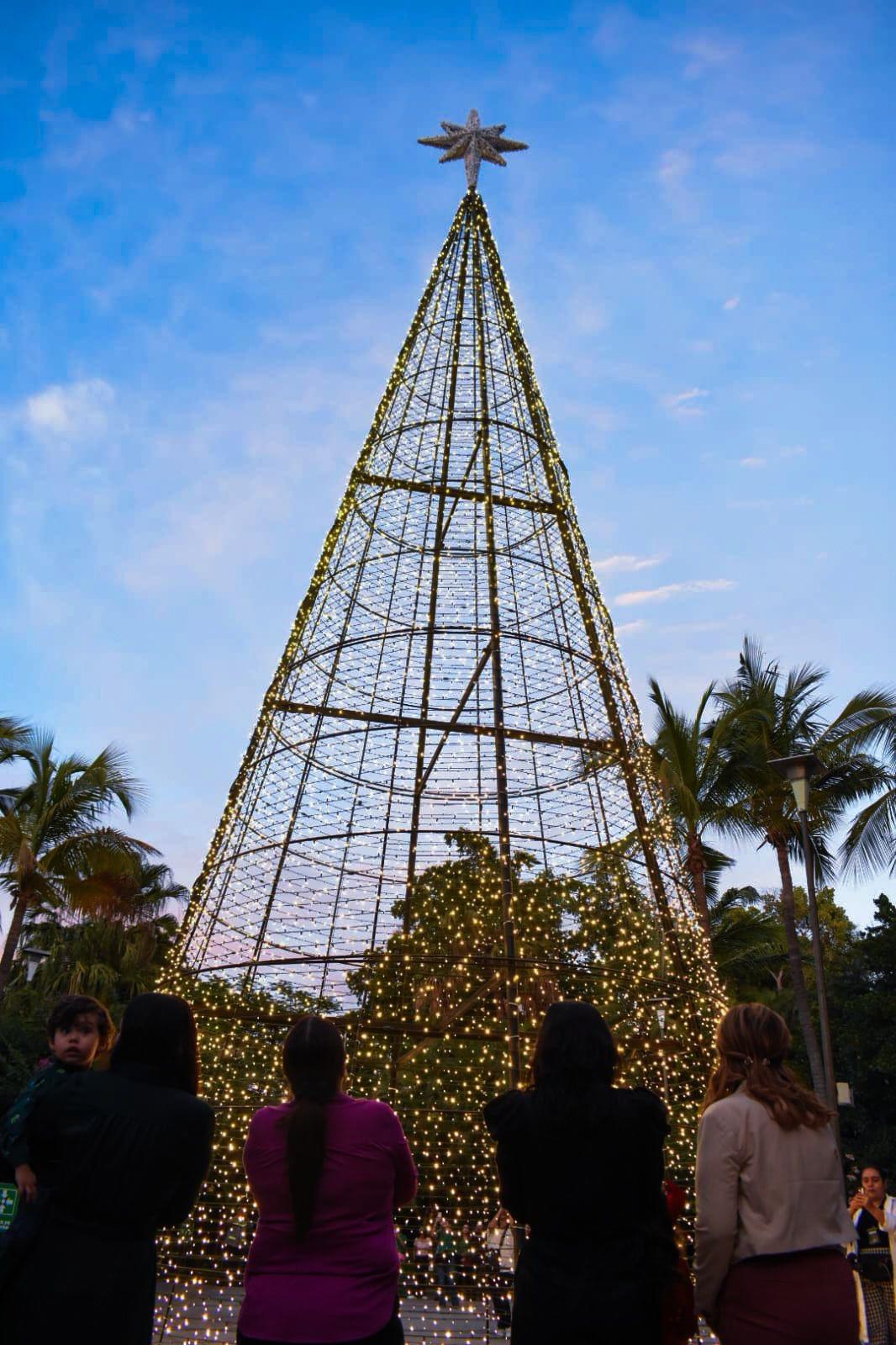 $!Abren las puertas de la Navidad en el Jardín Botánico de Culiacán con encendido de luces