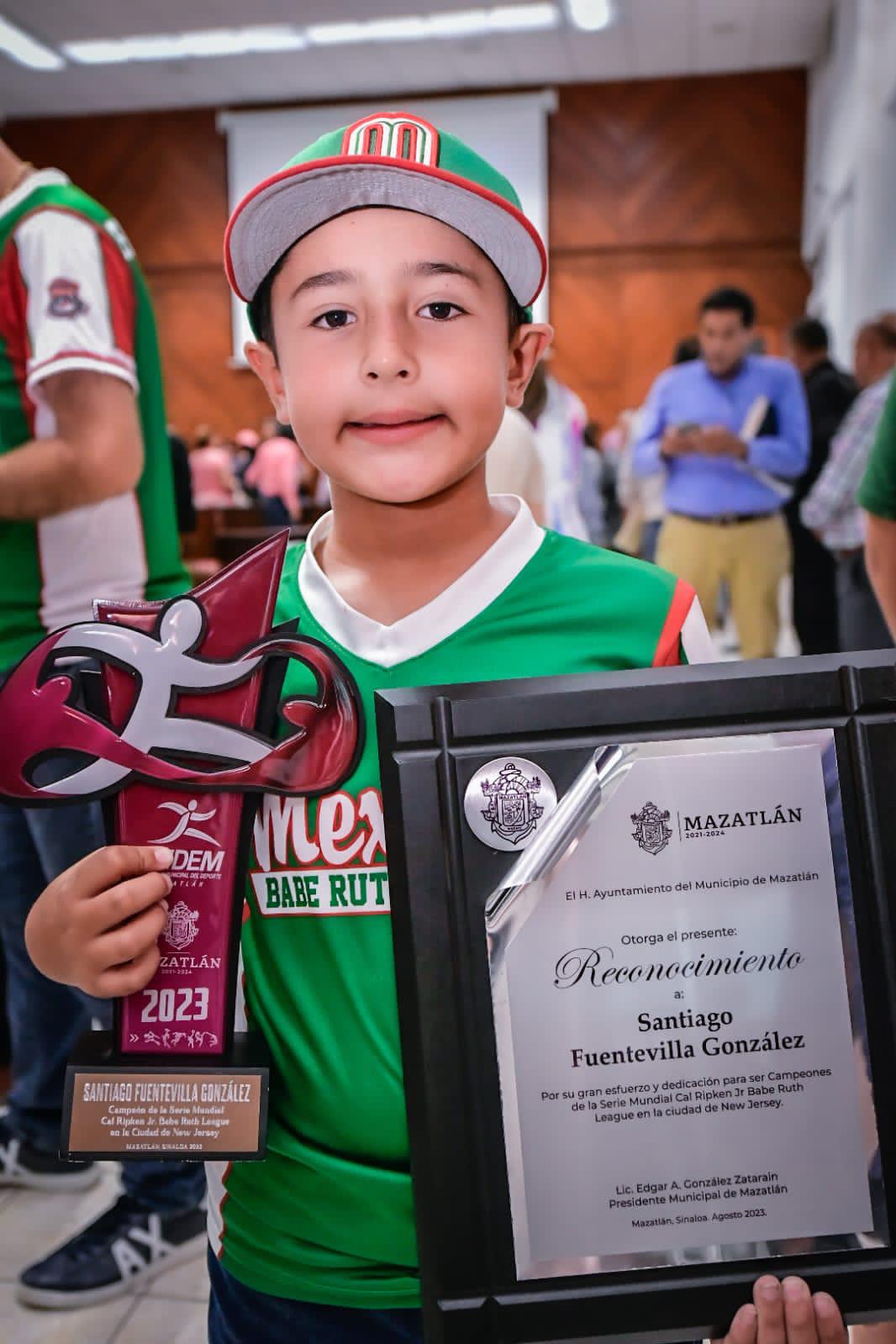 $!Premia Alcalde de Mazatlán a pequeños peloteros campeones de la Cal Ripken