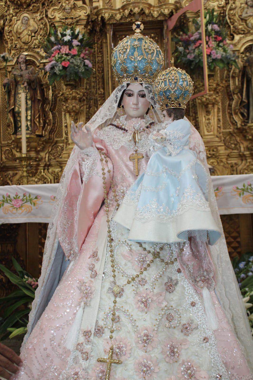 $!Visten de gala a Nuestra Señora del Rosario a poco de iniciar la solemnidad