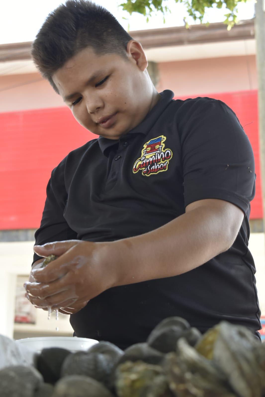 $!‘El Marisquerito de Culiacán’, el niño de 13 años que se viralizó por su talento para preparar ostiones y patas de mula