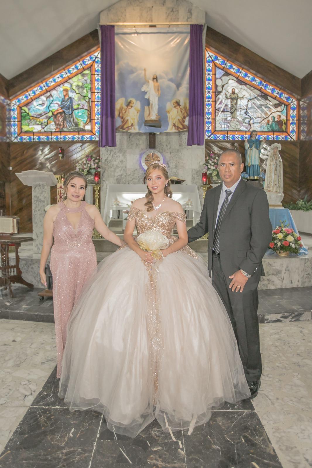 $!Sofía Gabriela con sus papás, Gabriela Osuna Lizárraga y Sergio Manuel Martínez Baylón.