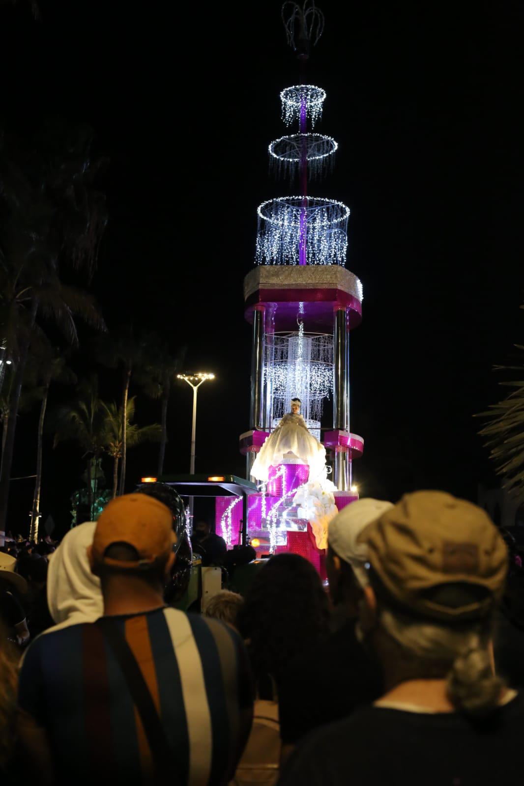 $!Abarrotan el malecón por el desfile de Carnaval de Mazatlán