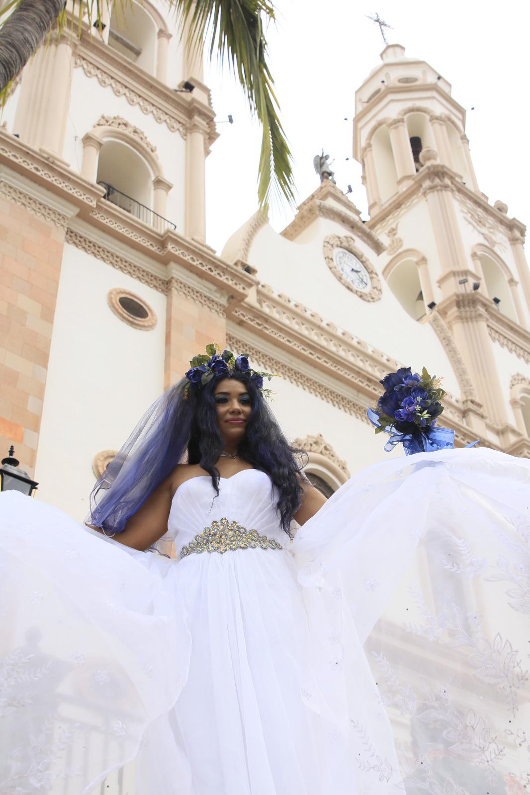 $!Decenas de mujeres recorren las calles de Culiacán vestidas de novia