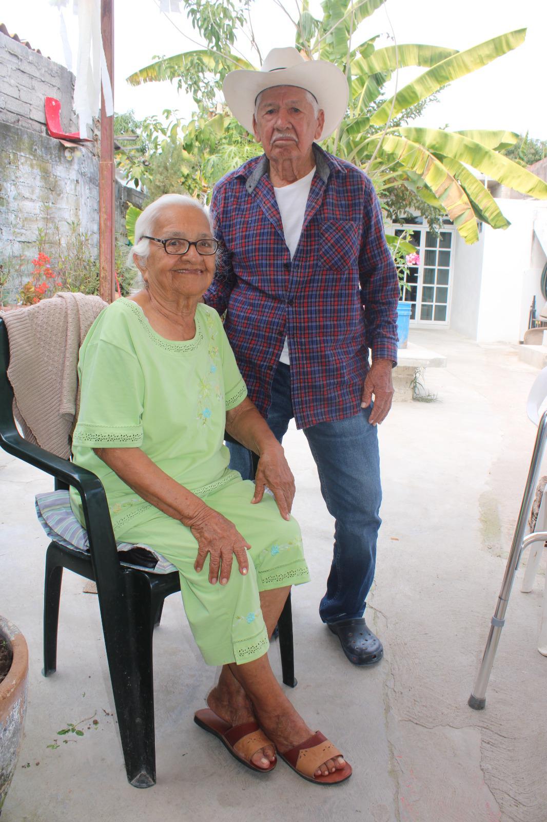 $!A Ernestina y Eliseo el amor los mantiene juntos desde hace 70 años