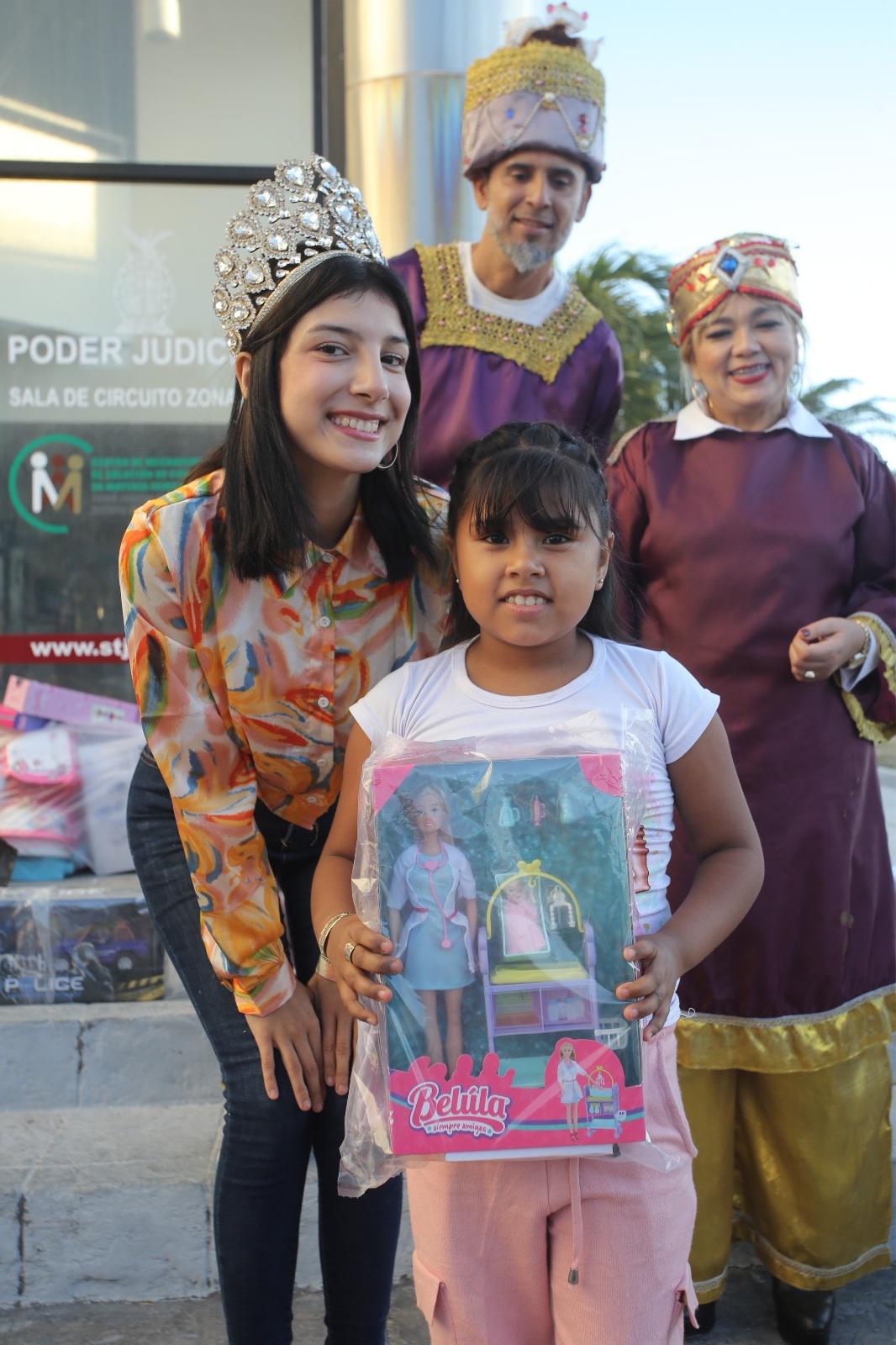 $!Viven niñas y niños mágica entrega de regalos de los Reyes Magos