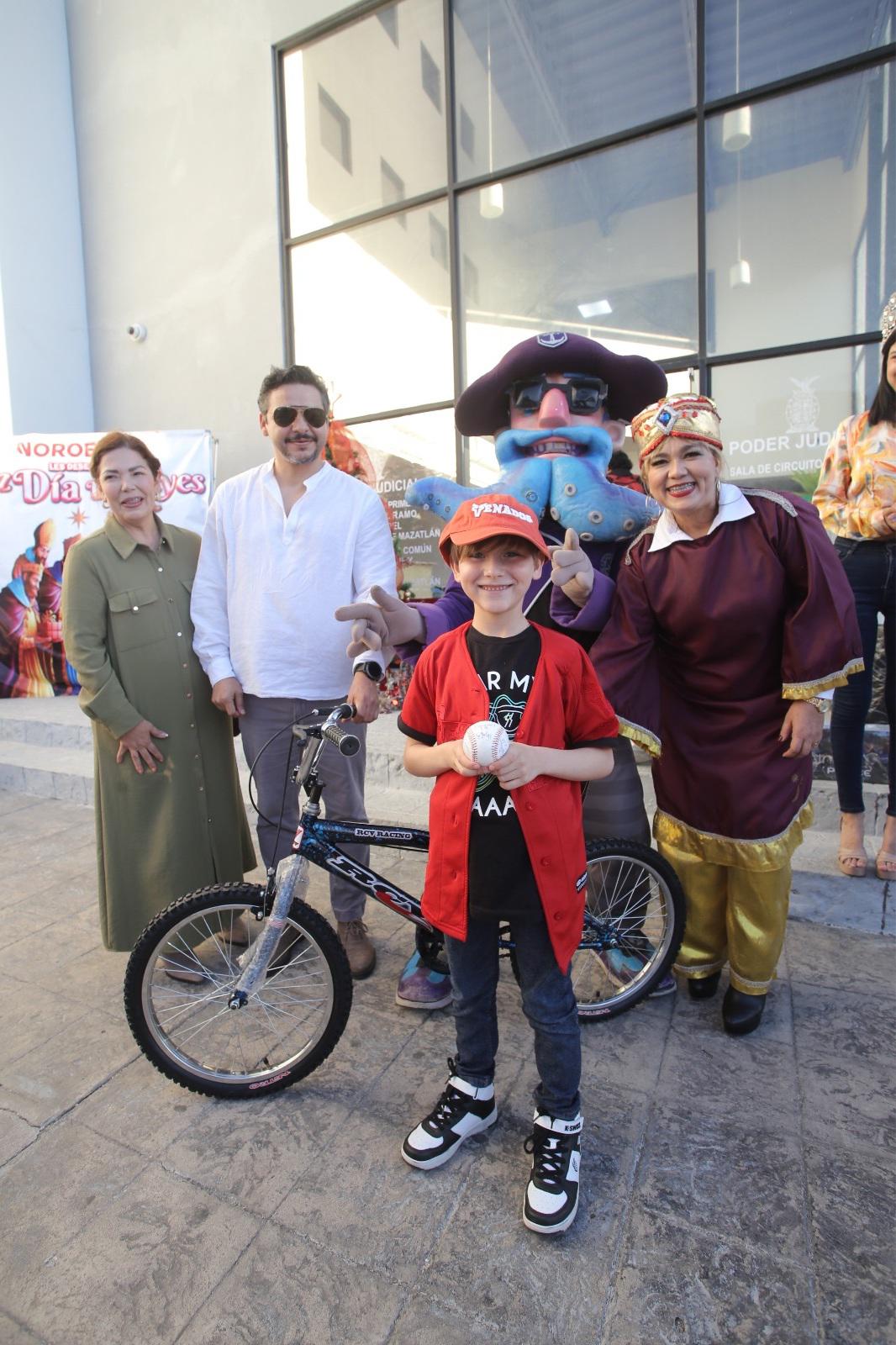 $!Viven niñas y niños mágica entrega de regalos de los Reyes Magos