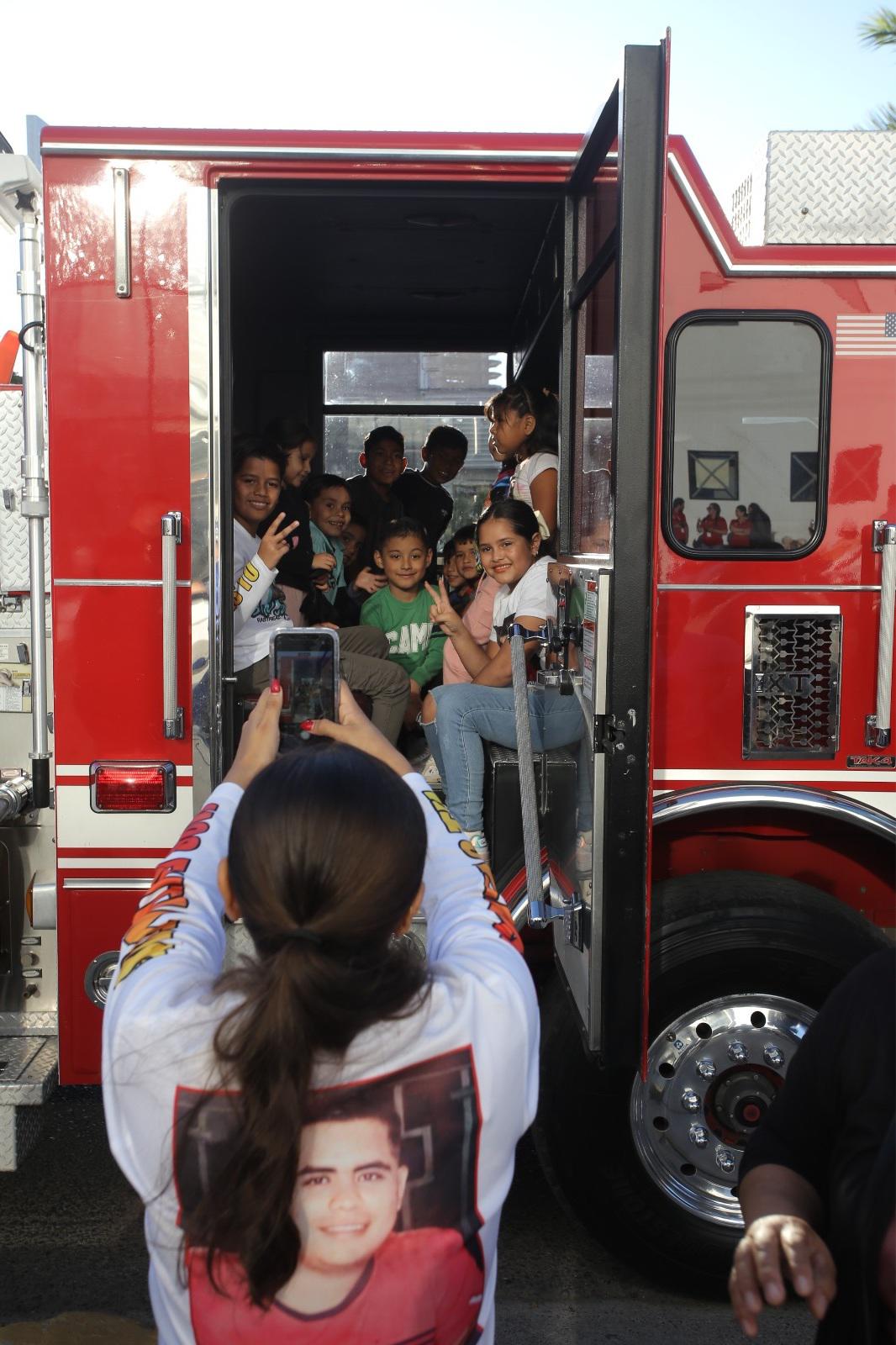 $!Viven niñas y niños mágica entrega de regalos de los Reyes Magos