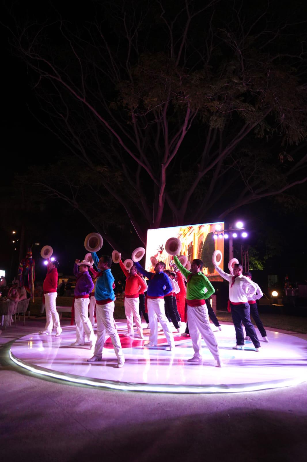 $!El Ballet Folclórico del Instituto de Cultura de Mazatlán que dirige Javier Arcadia, regaló una Fiesta Sinaloense inolvidable.