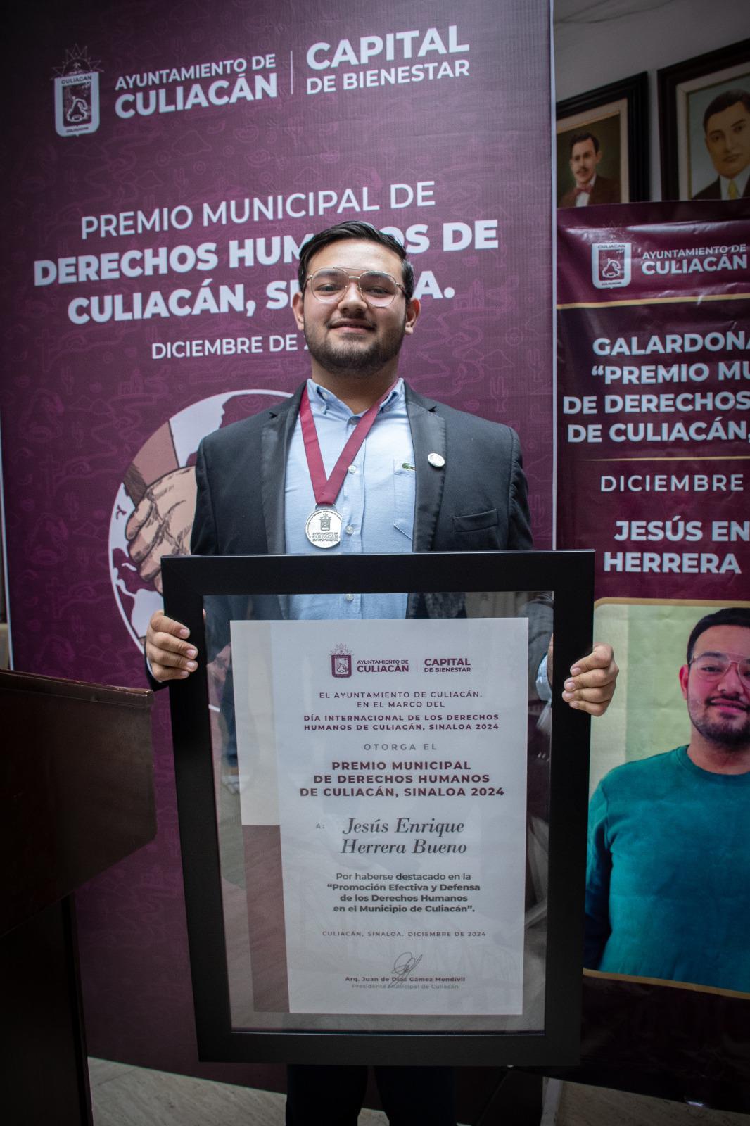 $!Recibe María Isabel Cruz el Premio Municipal de Derechos Humanos de Culiacán