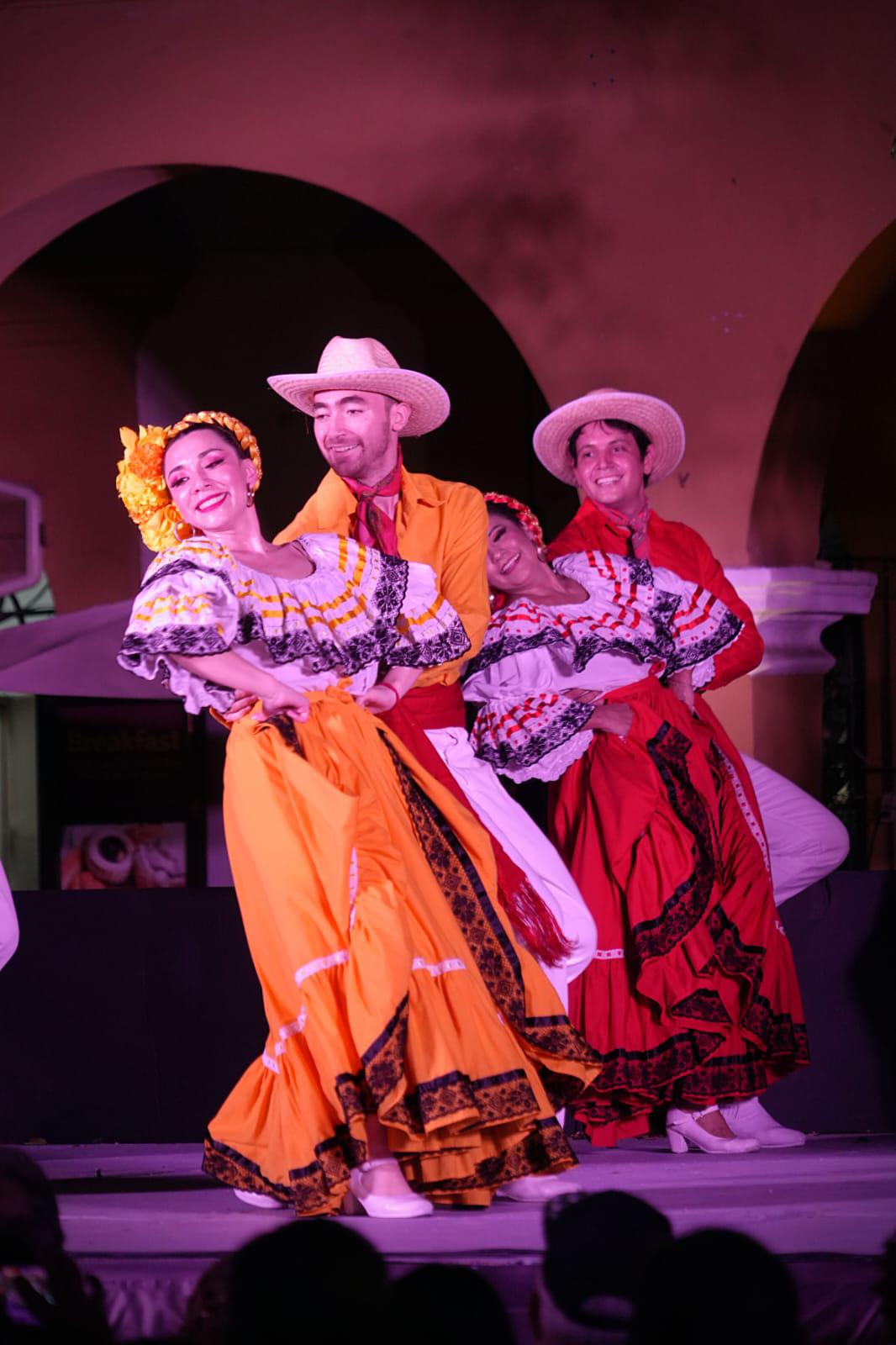 $!Ana Gabriela Osuna recibe un galardón por su trayectoria de 20 años como bailarina folklórica.