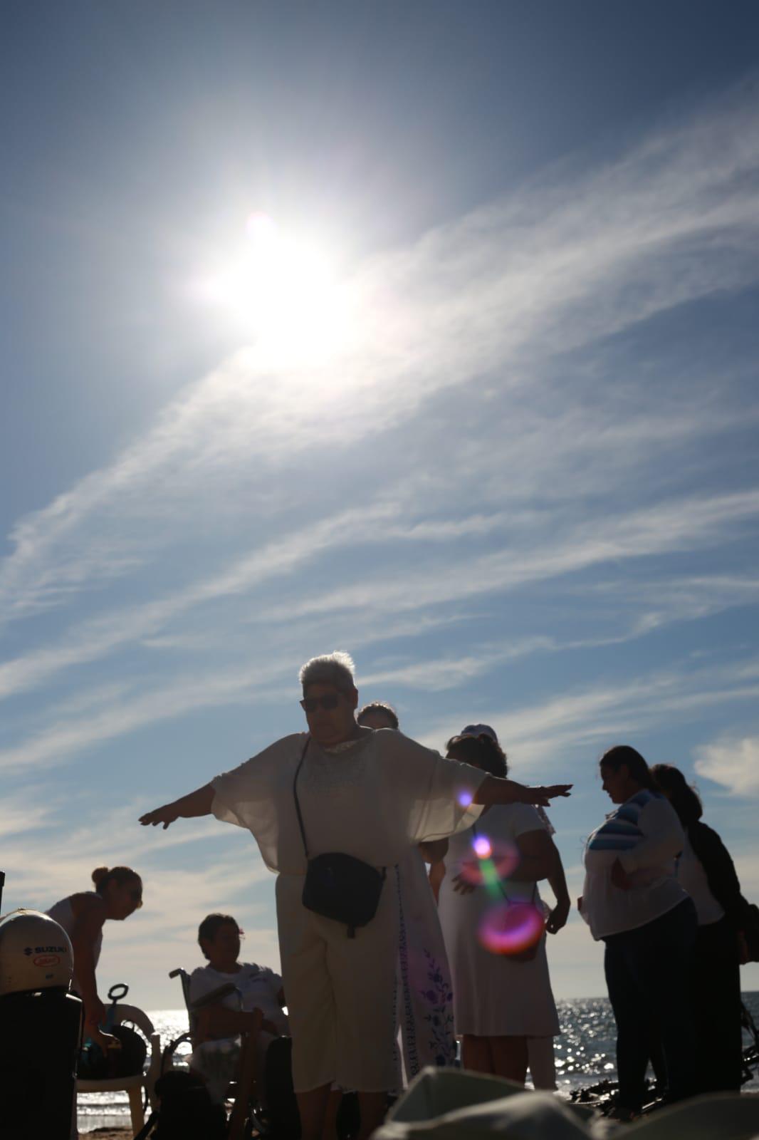 $!Limpian sus energías frente al mar de Mazatlán para recibir a la Primavera