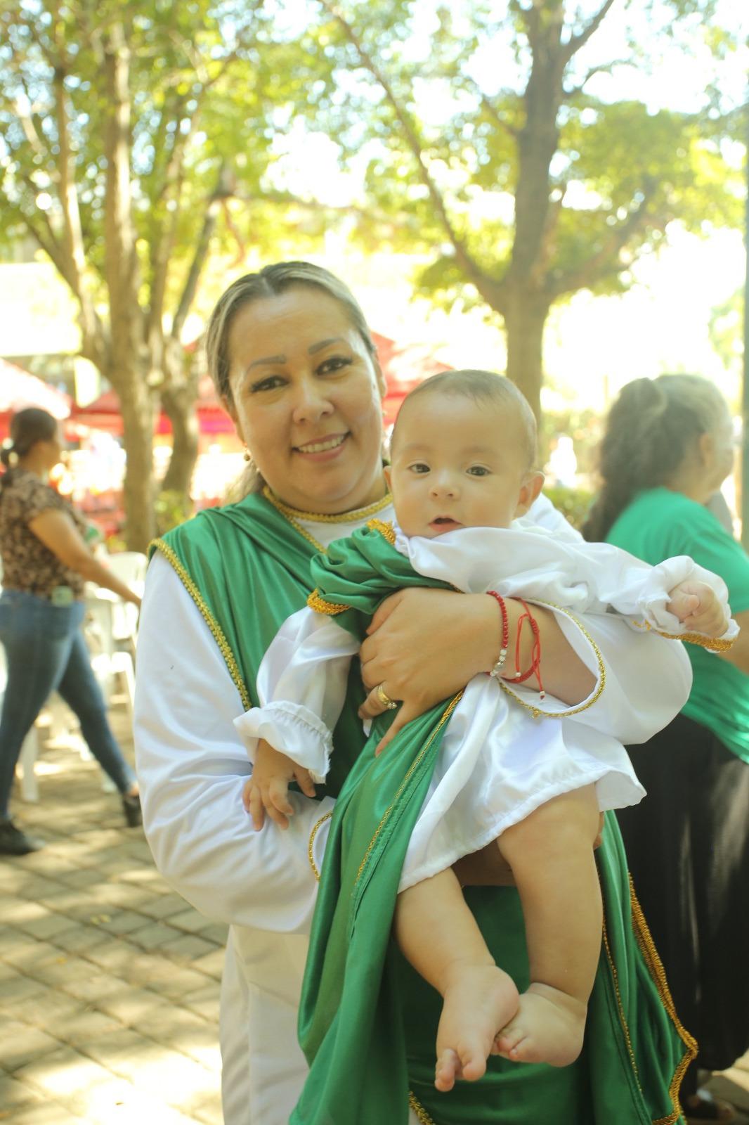 $!Karina Zataráin y el pequeño Manuel Gilberto.