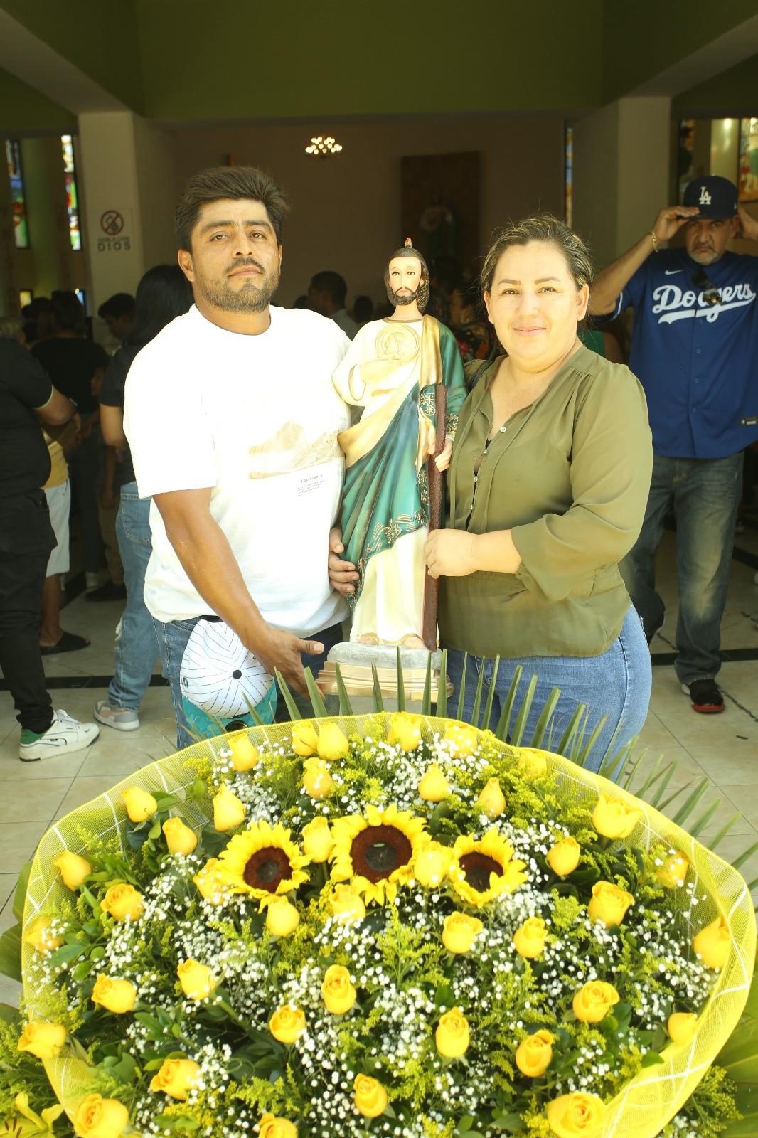 $!Eduardo Castañeda y Karla García con su imagen de San Judas.