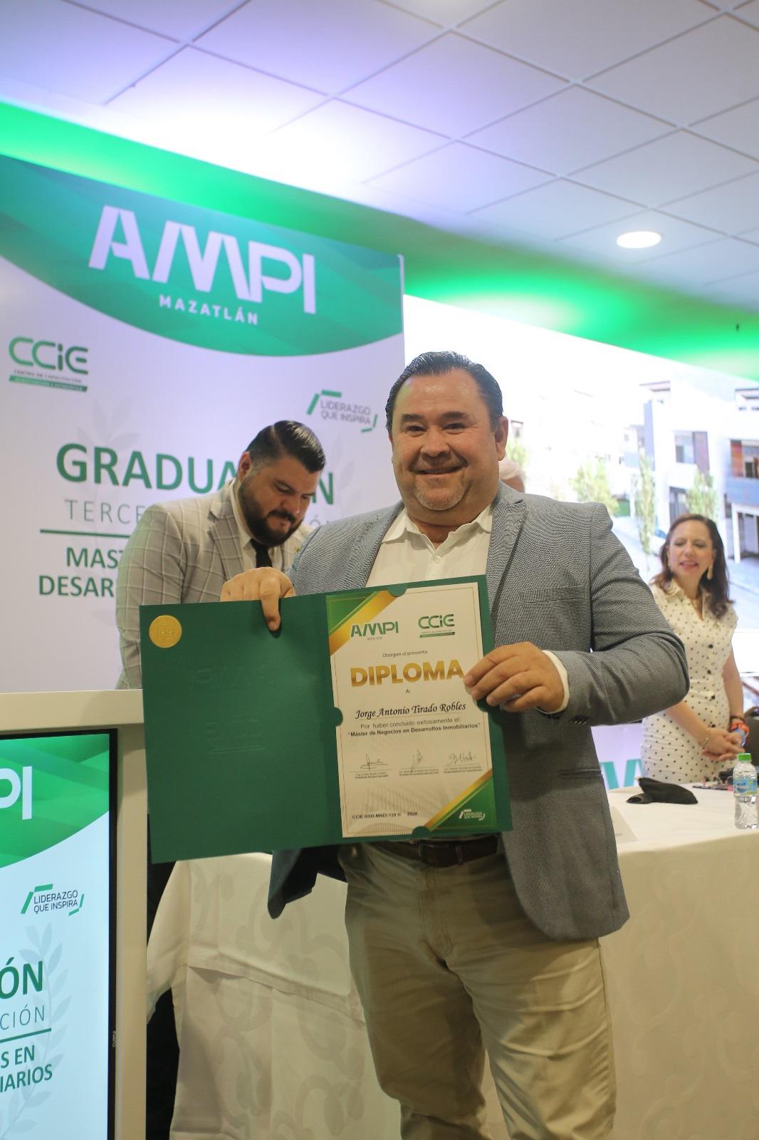 $!AMPI Mazatlán reconoce a nuevos graduados del Máster de Negocios y Desarrollo Inmobiliario