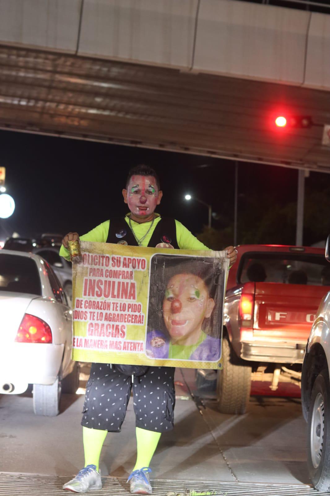 $!El payaso ‘Chuyín’ trabaja a diario en los semáforos de Culiacán para pagar su insulina