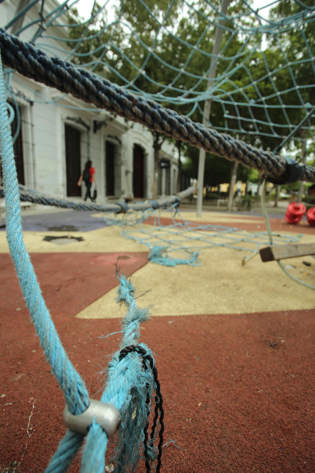 $!Con daños y en el olvido, juegos del parque Venustiano Carranza en el Centro Histórico de Mazatlán