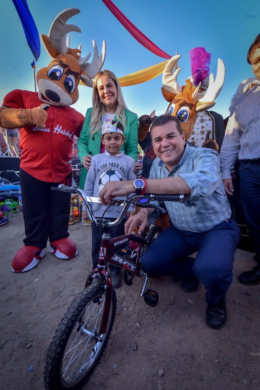 $!Festeja Gobierno municipal a niñas y niños por Día de Reyes Magos