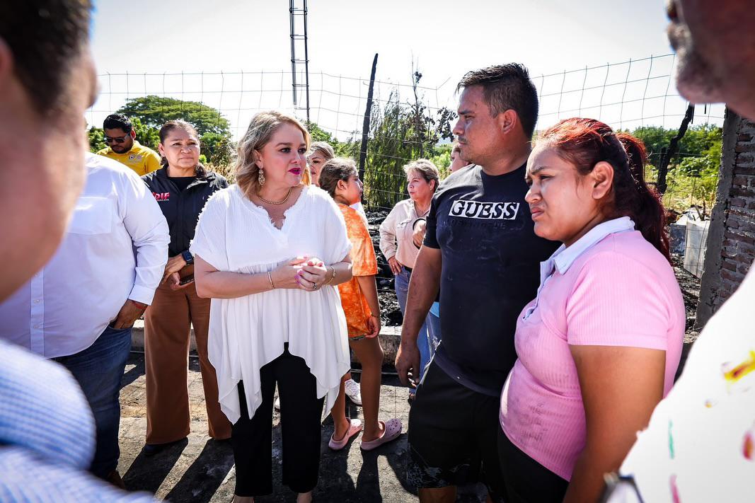 $!Consume fuego dos casas en invasión Bugambilias en Mazatlán; DIF estatal y Alcadesa brindan apoyan a afectados