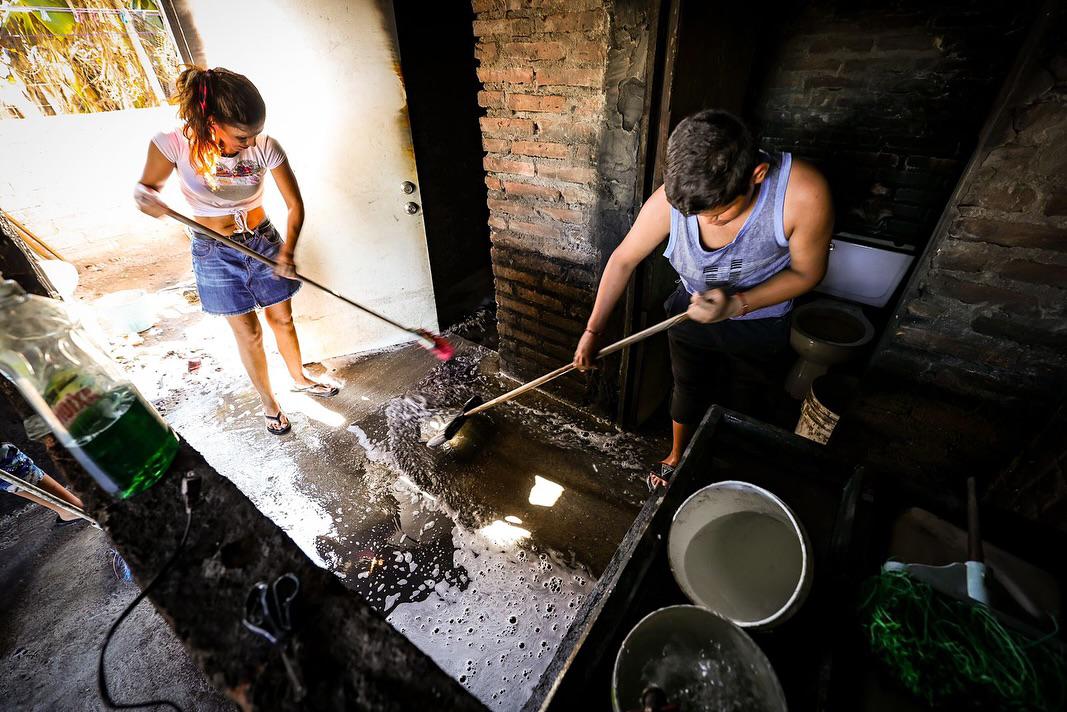 $!Consume fuego dos casas en invasión Bugambilias en Mazatlán; DIF estatal y Alcadesa brindan apoyan a afectados