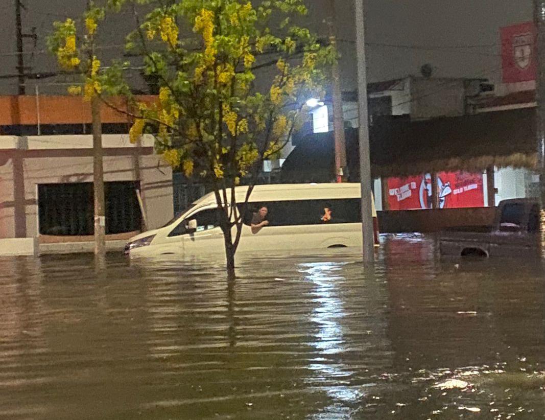 $!Automovilistas no respetan zonas inundadas, se meten y quedan varados, alerta Bomberos Voluntarios