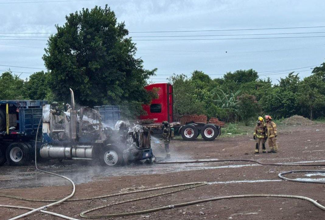 $!Se incendia tractocamión en patio de maniobras de empresa al sur de Mazatlán