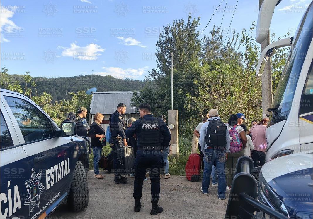 $!Rescatan a 165 turistas que quedaron varados en la Mazatlán-Durango el pasado jueves