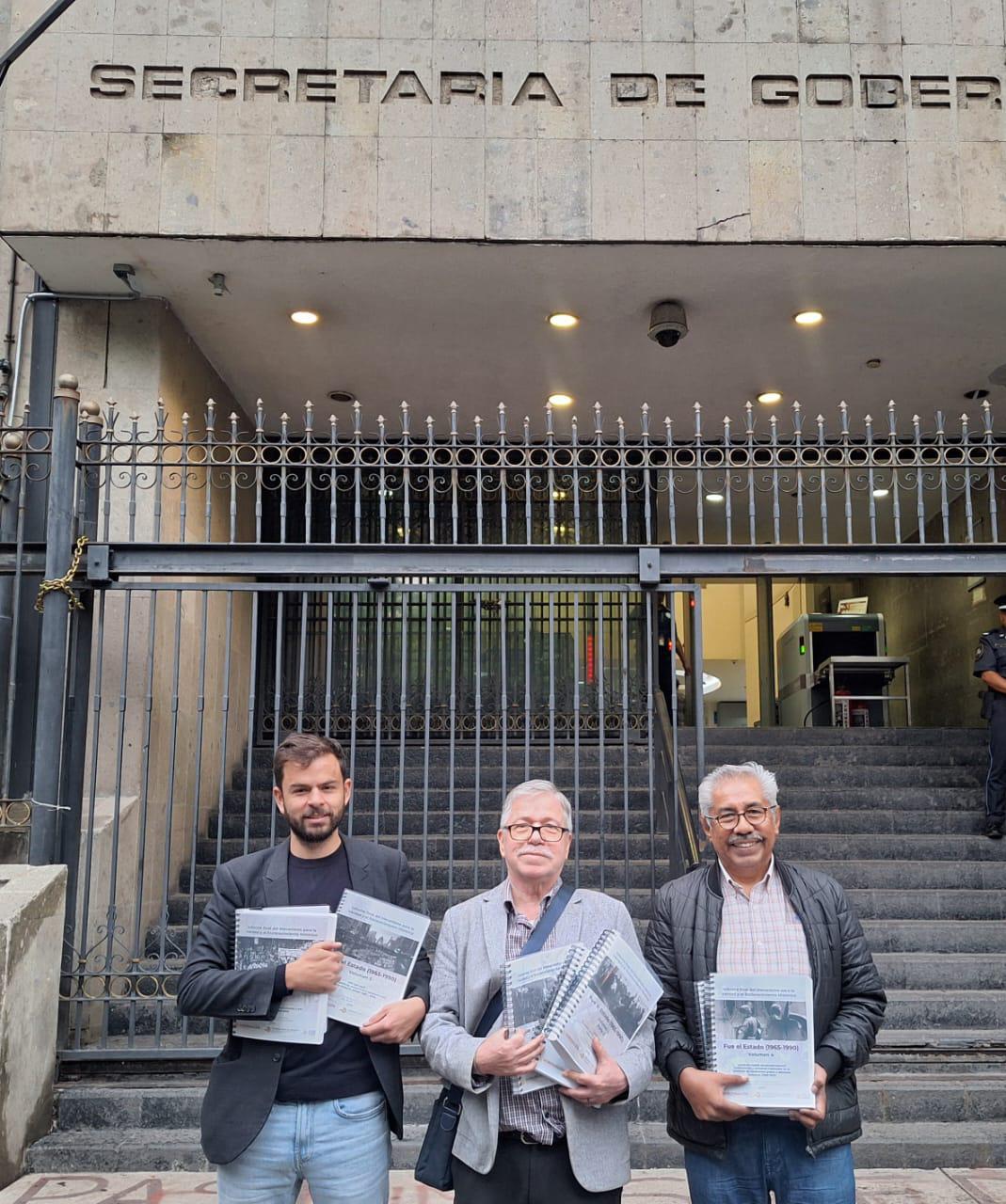 $!Los comisionados Carlos A. Pérez Ricart, David Fernández Dávalos y Abel Barrera Hernández entregaron su informe a la Segob el pasado 25 de junio.