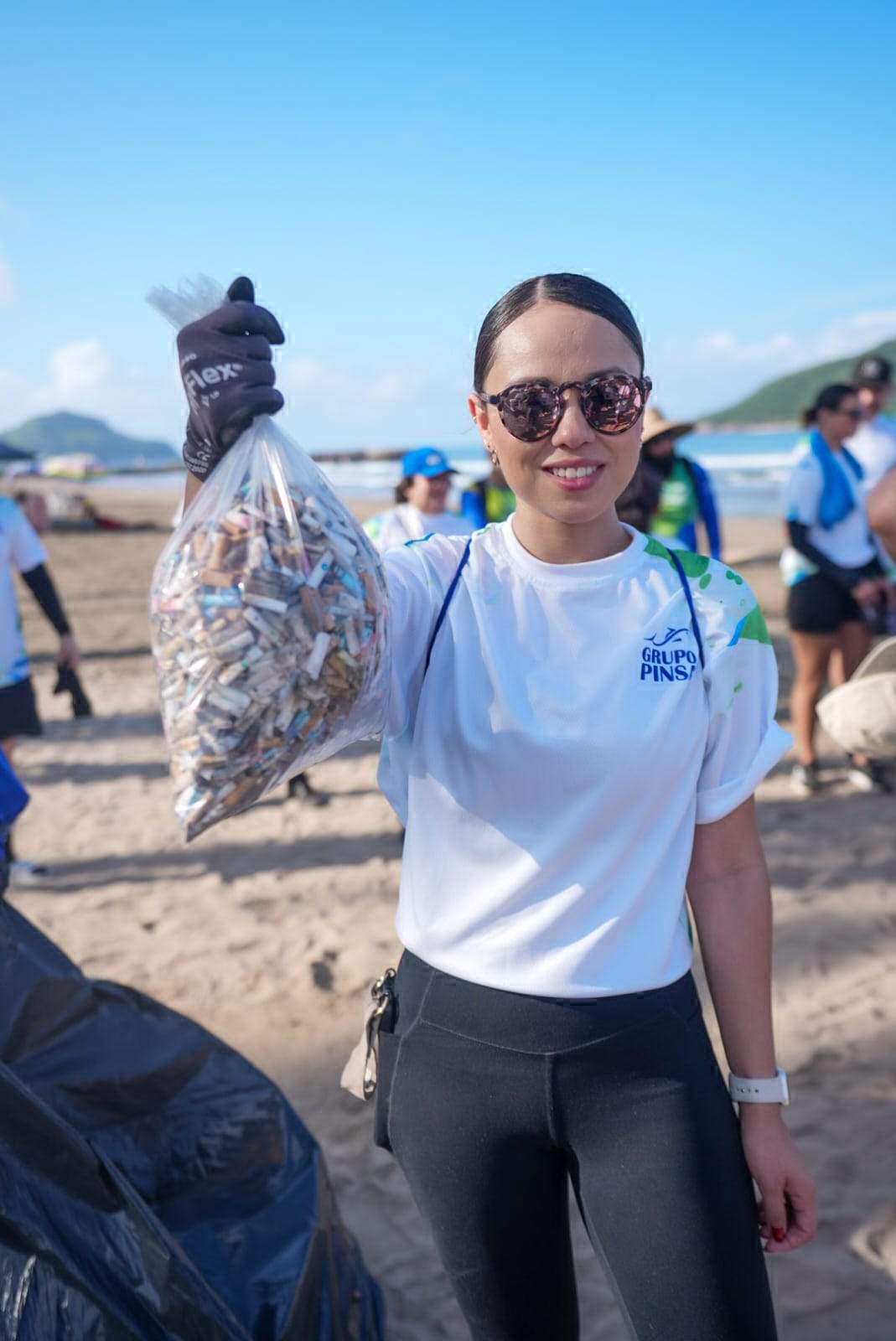 $!Grupo Pinsa conmemora el Día Mundial de las Playas limpiando las playas de Mazatlán